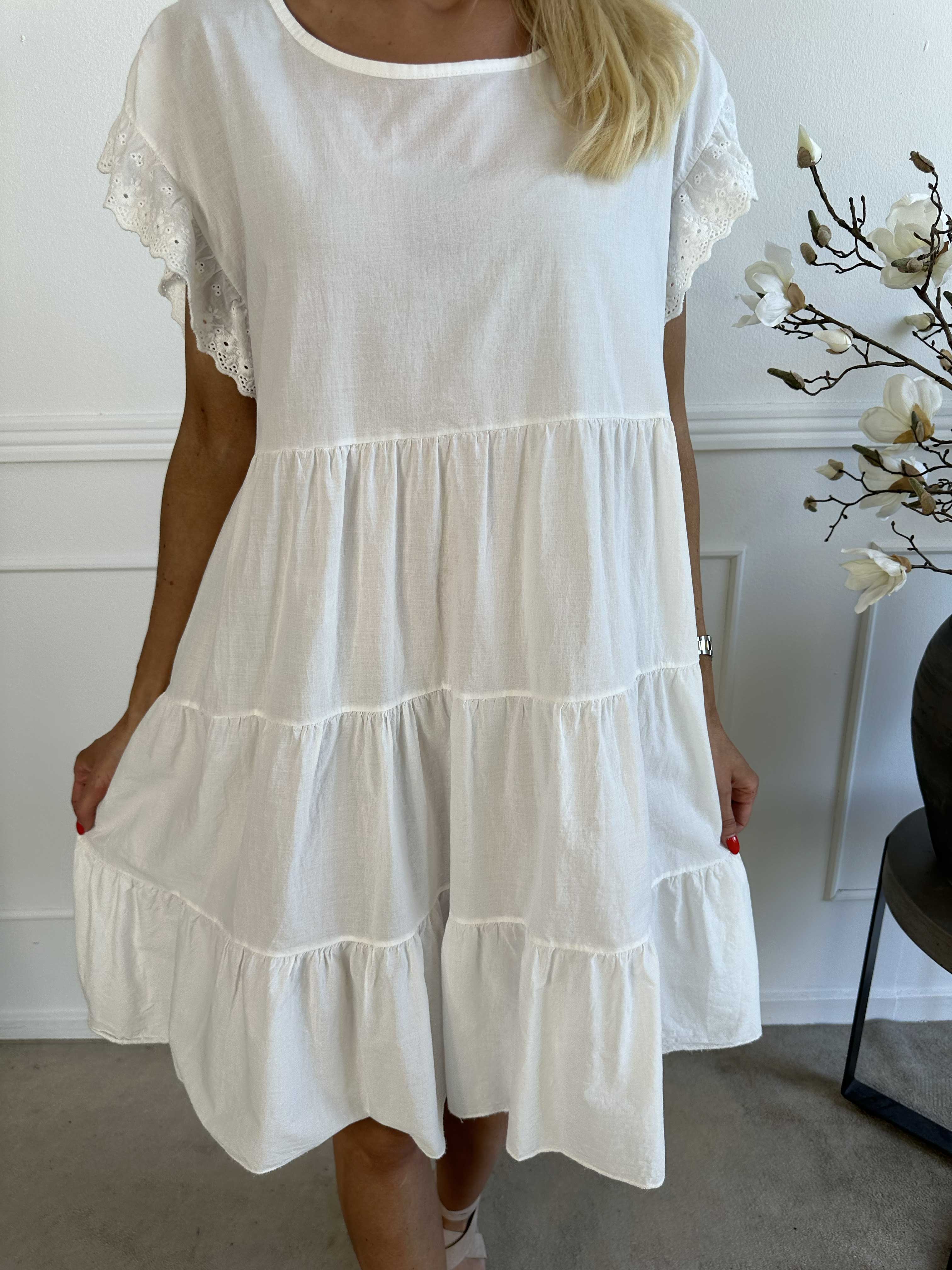 Canada - Söt bomullsklänning med volangärmar och lager-på-lager-look